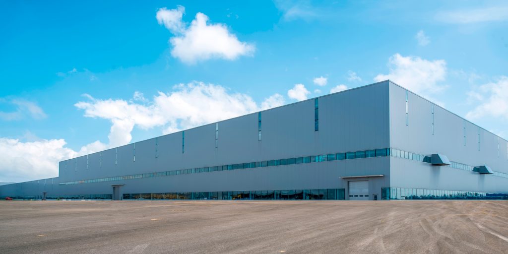 Grandes naves logísticas típicas de los operadores 3PL