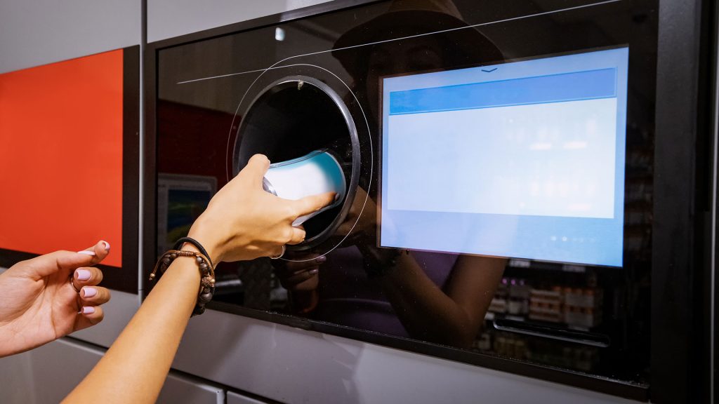 Algunos comercios minoristas tendrán que invertir en RVM (máquinas de venta inversa - reverse vending machine)
